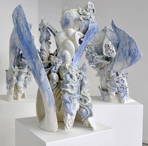 Keiyona Stumpf, Trio, glasiertes Porzellan, Höhe 70 cm