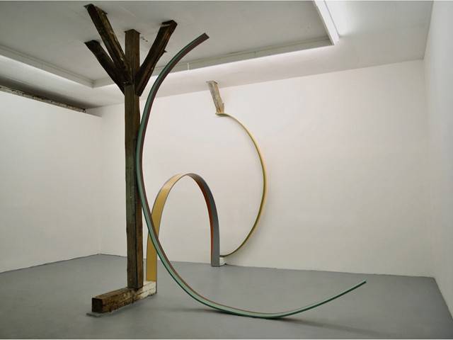 Maria Muñoz,Interruption, 2013, Ausstellungsansicht Kunsthalle M3, Mengerzeile, Berlin, Sperrholz, Acrylfarbe, Acryllack, Maße variabel, 3teilig