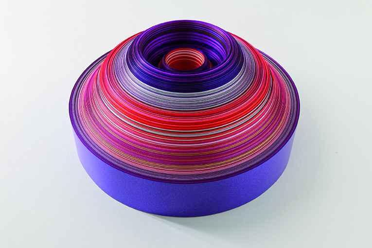 Stephan Ehrenhofer Coil_2020_10_18 (D-Purple), 2020 Polypropylenbänder, Ø 244 mm, h 114 mm 10